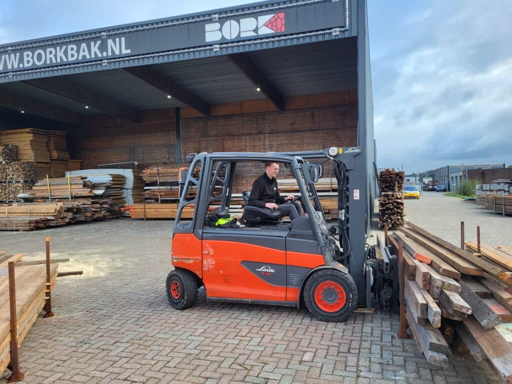 Medewerker van Tussenstation tussen het hout in de hal