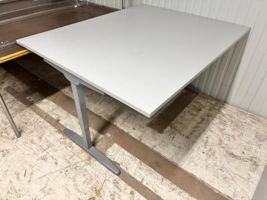 Handmatig verstelbare zit-sta bureau 150x120cm